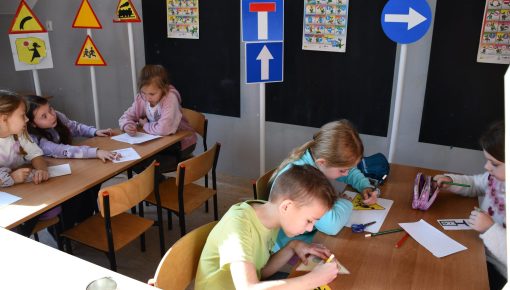 KSIĄŻKOWI BOHATEROWIE UCZĄ DZIECI BEZPIECZEŃSTWA W RUCHU DROGOWYM