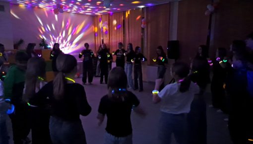 Odblaskowa Szkoła – Dyskoteka neo-fluo w ZSP 🎉💃🕺