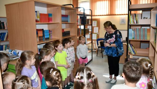 Cykl zajęć dla najmłodszych „Z książką za pan brat w bibliotece szkolnej”.