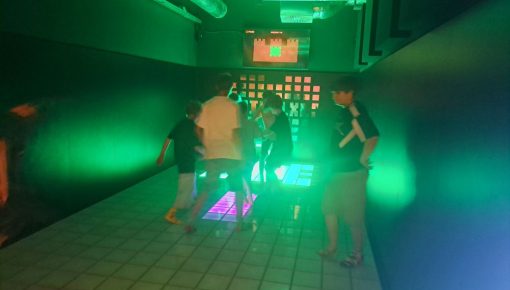 🕵️‍♂️✨ Od śladów przeszłości do świetlnych wyzwań ✨🕹️– historia, przygoda i świetna zabawa! 🚌✨