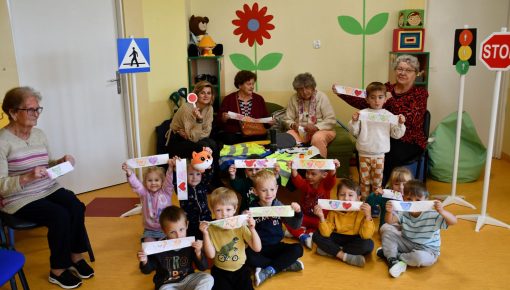 🚦✨ Spotkanie przedszkolaków z seniorami w ramach akcji „Odblaskowa Szkoła” 👵👴👧🧒